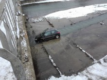 Автомобил падна в река край Стражица