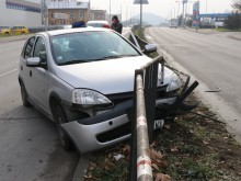 Кола се вряза в ограда по "Васил Априлов", друга се заби в бус!