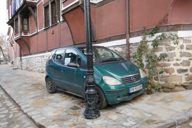 Мерцедес закъса на тротоар в Стария град собствениците му молят