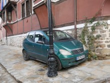 Кола закъса на тротоар в Стария град, собственикът моли да не бъде глобяван