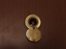 Шок във варненски блок! Мъж уринира по врати на апартаменти