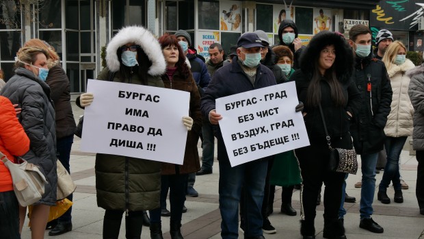 Burgas24 bg С плакати маски и противогази те призоваха институциите да
