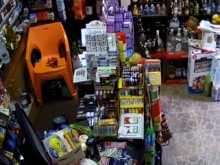 Пак в Кючука! Един краде портфейл с много пари от продавачка, друг задига бутилка марков алкохол!