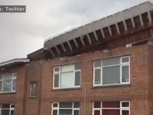 Не е монтаж, а истина! Ураганът вдигна хора във въздуха, видео запечата невиждани кадри!