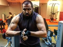 Азис показа мускули във фитнеса и написа: Направо ги убивам