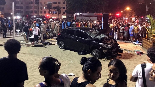 Twitter
Бебе загина и 17 души бяха ранени, когато кола изскочи