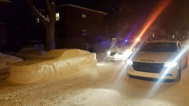 Фейсбук
Жител на канадския град Монреал извая фалшив автомобил от сняг
