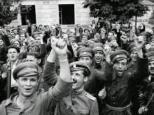 Къде са партизаните и Червената армия? Ами къде, на бунището, червени другари!