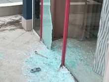 Атакуваха магазин на Мегз, докато тя лежи в болницата