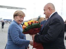 Меркел пристигна в България, Бойко я посрещна с букет