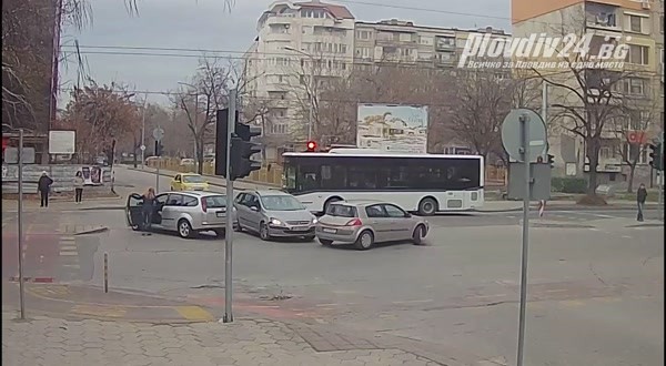 Две шофьорки успяха да сътворят поредната нелепа катастрофа в Пловдив,
