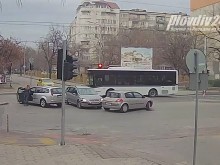 Ексклузивно: Шофьорки сътвориха поредна нелепа катастрофа на печално кръстовище в Пловдив