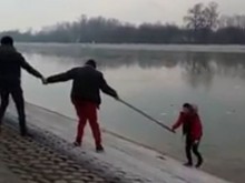 Добрата новина: Момче падна в ледените води на Гребната, минувачи го спасиха с жива верига