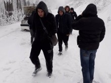 Младежите, закъсали в преспите под Шипка, тръгнали с трошки да правят дрифтове