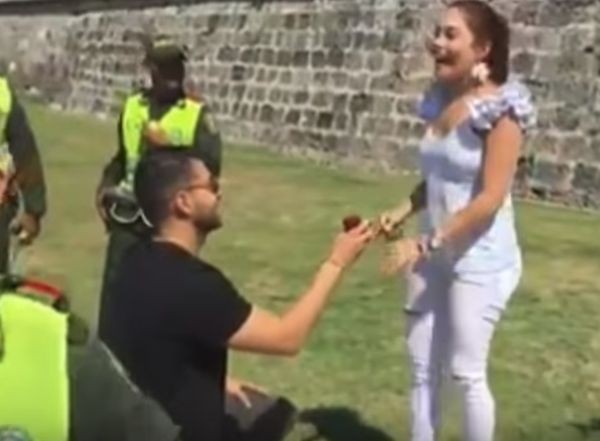 В колумбийския град Картахена влюбен мъж организира и изигра арестуването