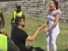 Мъж разигра собствения си арест, за да предложи брак на любимата (ВИДЕО)