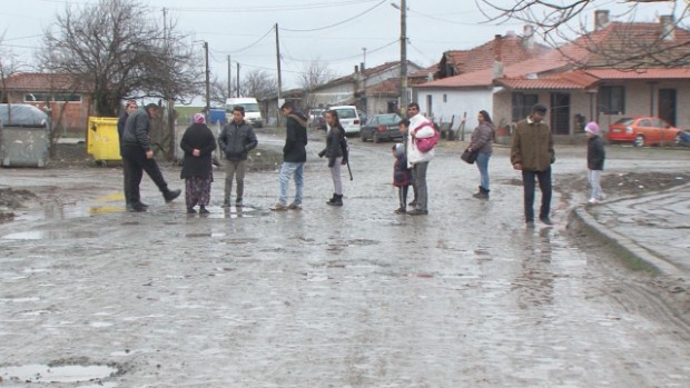 bTV
Жителите на айтоското село Мъглен близо десетилетие газят в кал