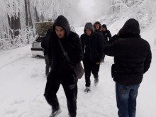Родителите на учениците, затънали в преспите към Бузлуджа, остават без книжки