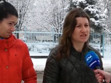 Майка: В яслата наричат детето ми "заспалия пръч"! Друга: Крещят им на турски! (ВИДЕО)
