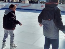 Спец: На пързалка грип не се хваща, а в кафенетата в мола