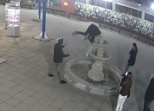 Видеозапис от охранителните камери на площад Киацо в Казанлък показа