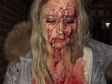 Изрод сплеска с бутилка лицето на прелестна блондинка (18+)
