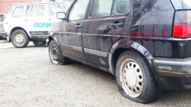 Поредна хулиганщина в Пловдив  Щети били нанесени по пет леки автомобила