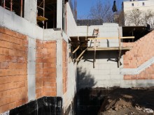 Божия намеса! Работникът от луксозната жилищна сграда е паднал от много високо!