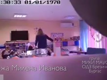Брутално видео нажежи мрежата! Учителка налага деца в забавачка!