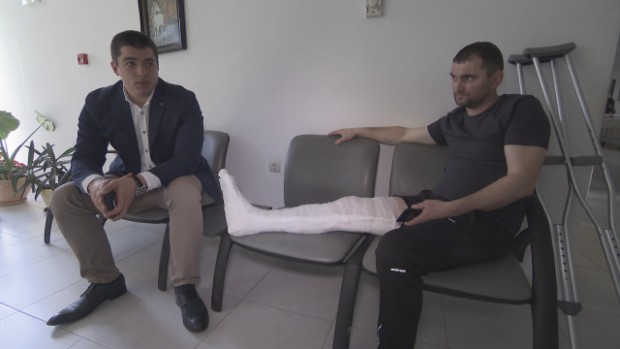 Eкип на Спешна помощ посъветва мъж със счупен крак да