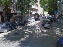 Какво става в тази България? Ученичка нанесе удари на продавачка в Кючука!