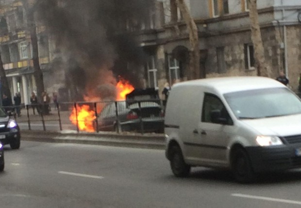 Лек автомобил се запали на най оживения булевард в Пловдив научи