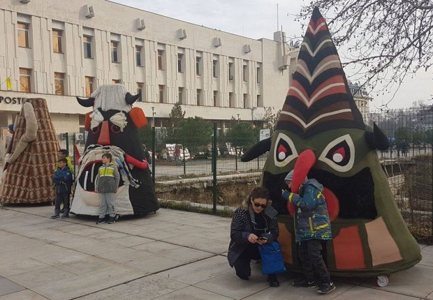 Гигантските маски на Кукерландия пристигнаха в Пловдив предаде репортер на