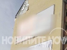 Парче от изолация на блок падна върху главата на жена