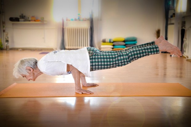 Световният йога феномен Лазарина Лазарова на 86 г демонстрира уникално