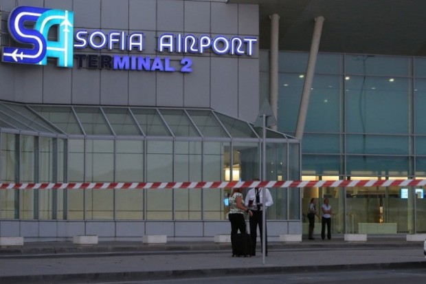 БТА
Силният вятър предизвика проблеми на летище София Самолет на нискотарифната