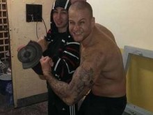 Малката Рижа пак в екшън, открадна мотор, плаши собственика с бой