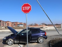 "Хонда" помля уличен стълб в Пловдив! Минаващ оттам: В окаяно състояние е!