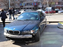 Три БМВ-та с щети след зрелищна катастрофа до голям търговски център в Пловдив!