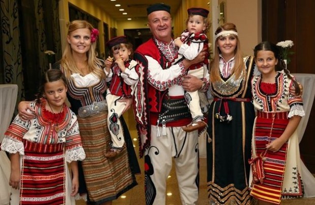 Шарлопов със съпругата си Бояна и петте си деца2