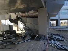 Окачен таван на ЮЗУ е бил съборен от силния вятър