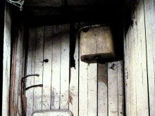Ужас: 30-годишна жена роди и захвърли бебето си във външна тоалетна