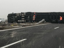 Тежко ПТП на магистралата край Пловдив, пожарникари извадиха двама от ТИР