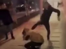 Неописуемо брутално насилие между ученици пред наш мол! (18+)