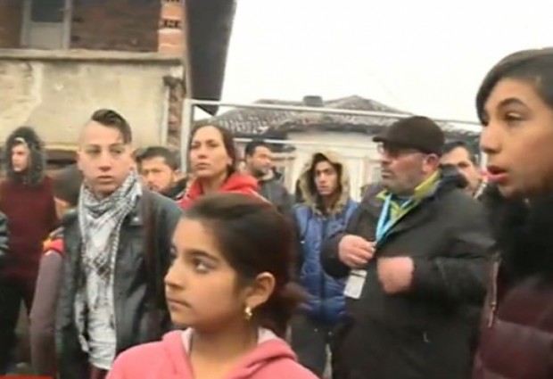 Нова тв
Жандармерията е блокирала ромската махалата в Ихтиман Тече полицейска