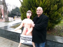 Протест срещу Истанбулската конвенция със секскукла и вибратор