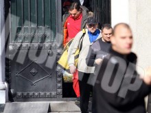 В 11:39 ч.: Вальо Топлото напусна затвора със сакче, шапка и старо "Рено" с вдлъбната врата