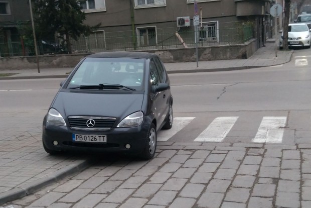 Улица Димитър Талев номер 75 поредното умно паркиране Снимката