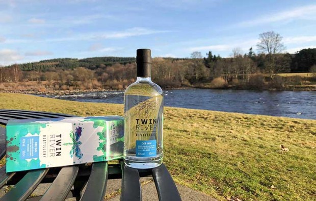 Шотландската дестилерия Twin River произведе най силния 77 процентов джин в света