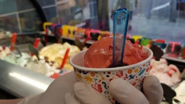 Twitter
Шотландското кафене Олдуич предлага убийствено лютив сладолед който се сервира